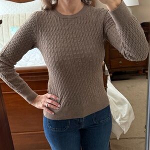 Old Navy soft stretchy cable knit crewneck sweater. Sz Small/Tall. Worn once.